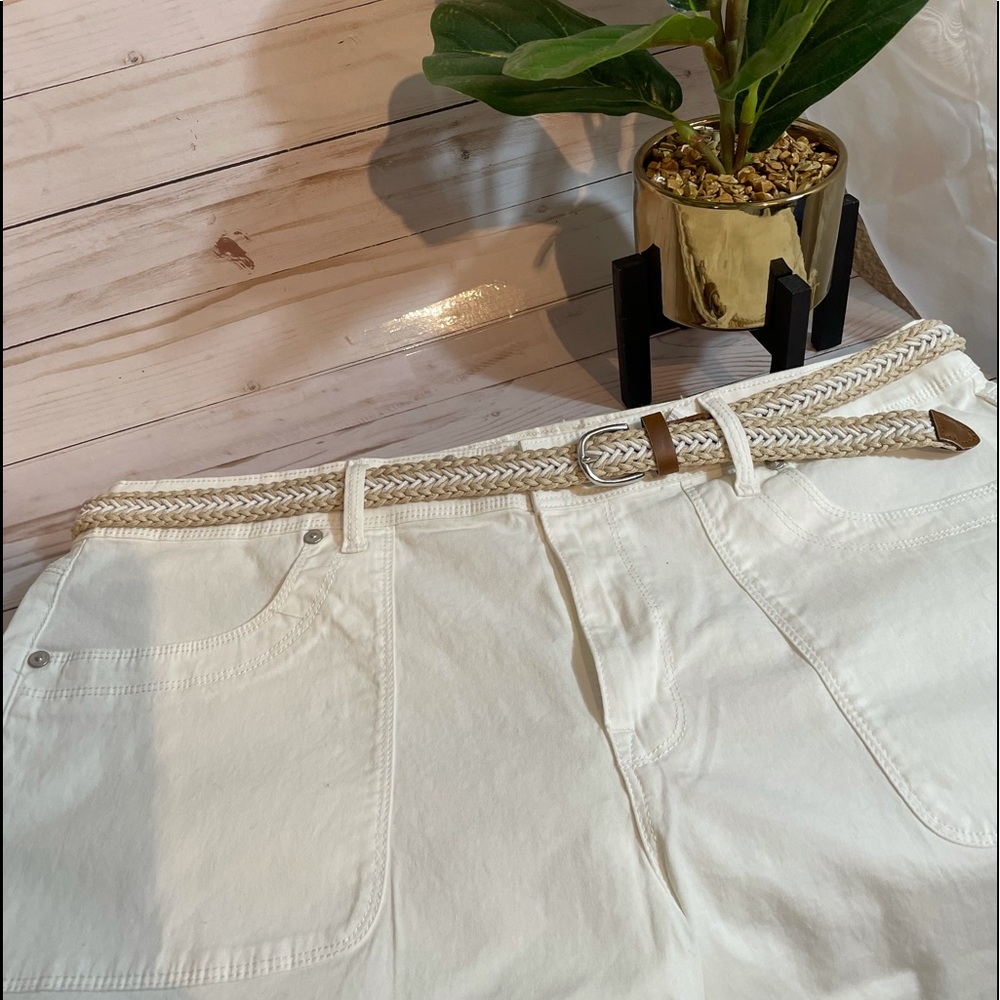 Women’s 14 shorts cream NWOT